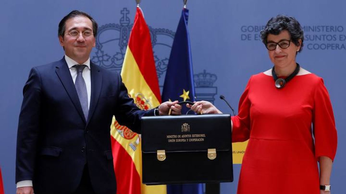 El ministro de Asuntos Exteriores, Unión Europea y Cooperación, José Manuel Albares (i), recibe la cartera ministerial de manos de su predecesora, Arancha González Laya, este lunes en el Palacio de Santa Cruz. EFE/ Ballesteros