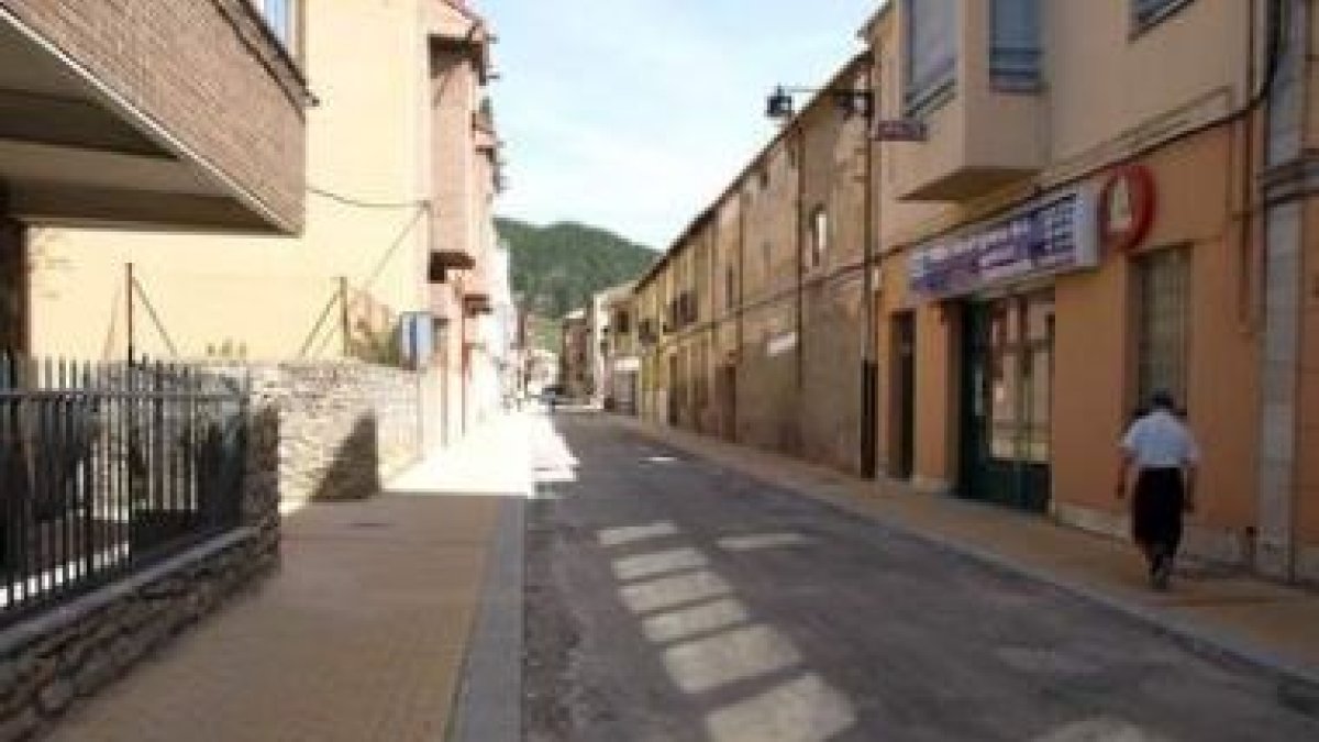 Calle Padre Isla de Cistierna, que ha sido remodelada.