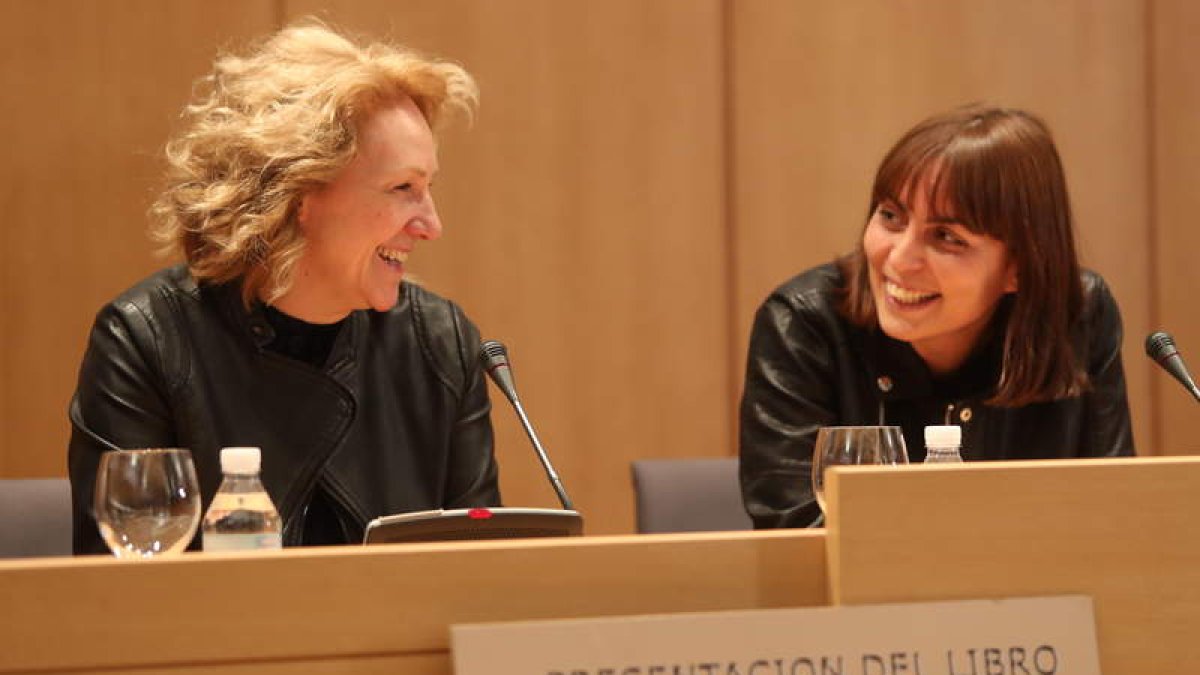 Ana F. Barredo y Nuria Rodríguez, durante una presentación anterior de su libro. L. DE LA MATA