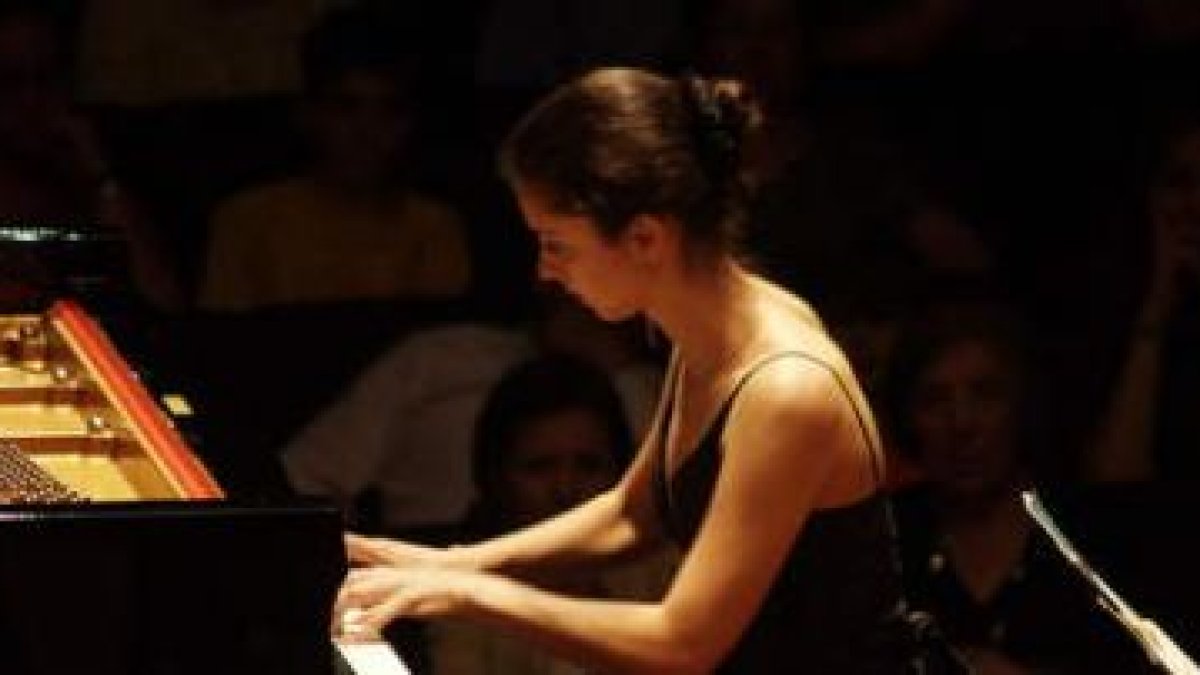 La pianista Anna Petrova durante una de sus actuaciones en León.