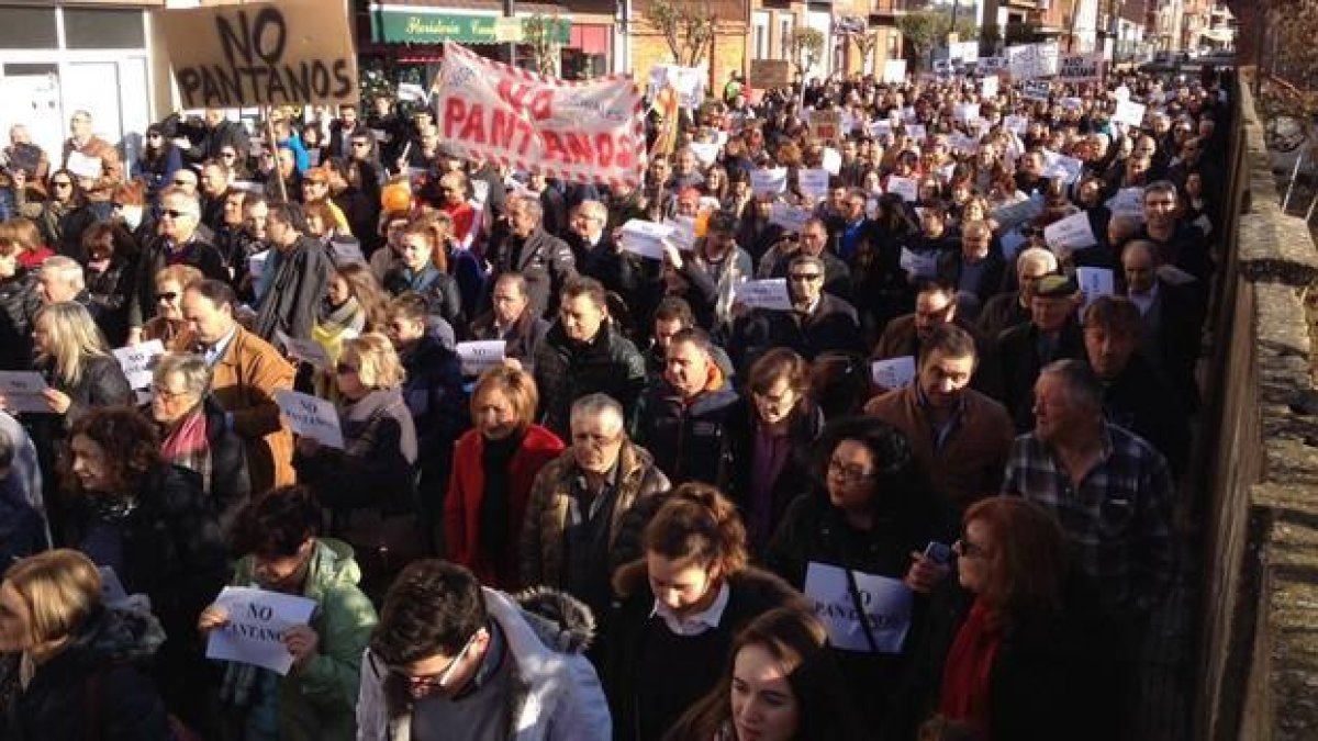 Varios cientos de vecinos han secunddado una masiva manifestación en Carrizo de la Ribera contra los pantanos que Confederación planea en el Órbigo