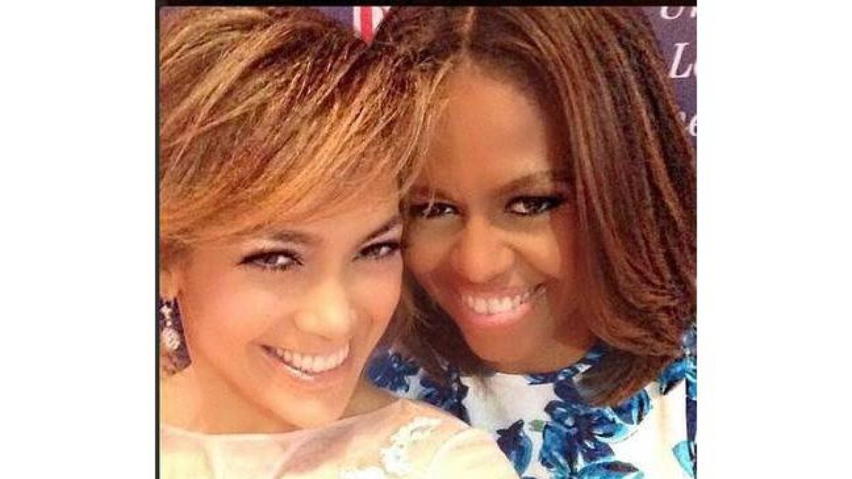 Jennifer López, orgullosa junto a Michelle Obama.