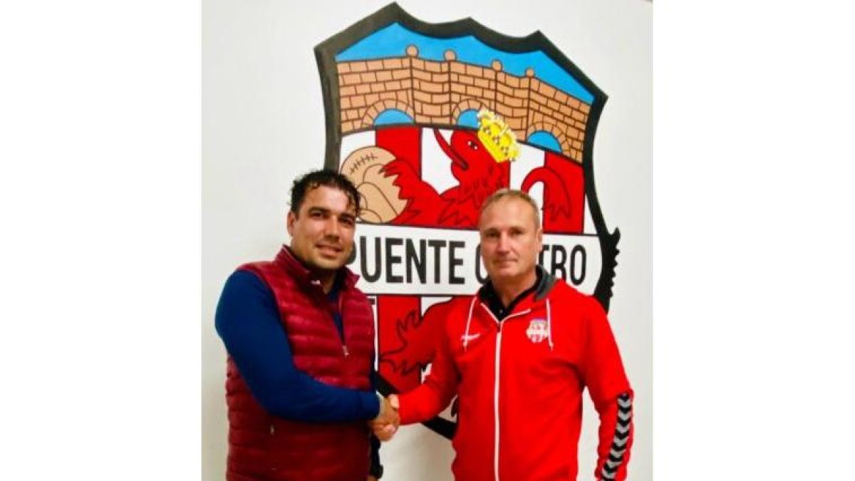 Héctor Pérez, a la izquierda, llega a un acuerdo con el presidente del Puente Castro, José Ramón Rodríguez, para ser el nuevo entrenador. DL