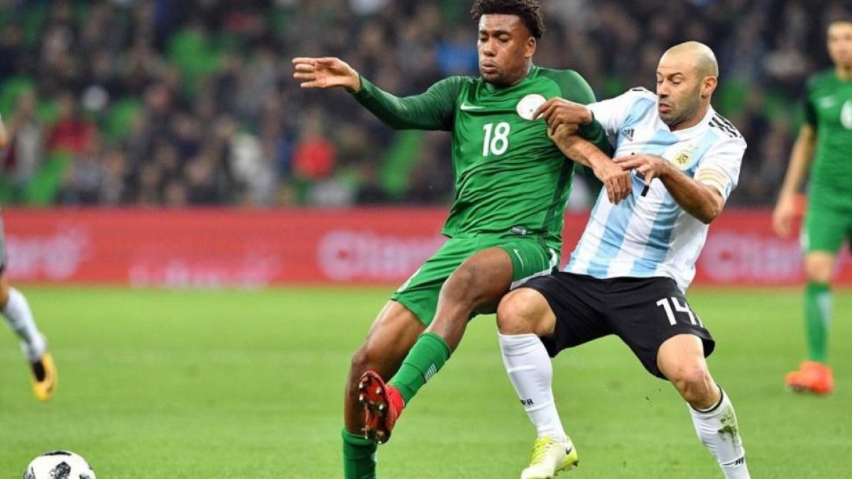 Mascherano pelea con Iwobi en el Nigeria-Argentina que se jugó este martes en Krasnodar.