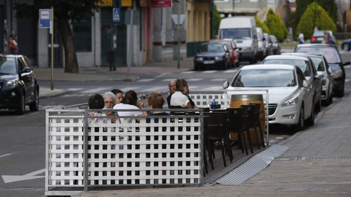 Cada una de las plazas de párking ocupadas supone una pérdida de 1.100 euros al año. FERNANDO OTERO