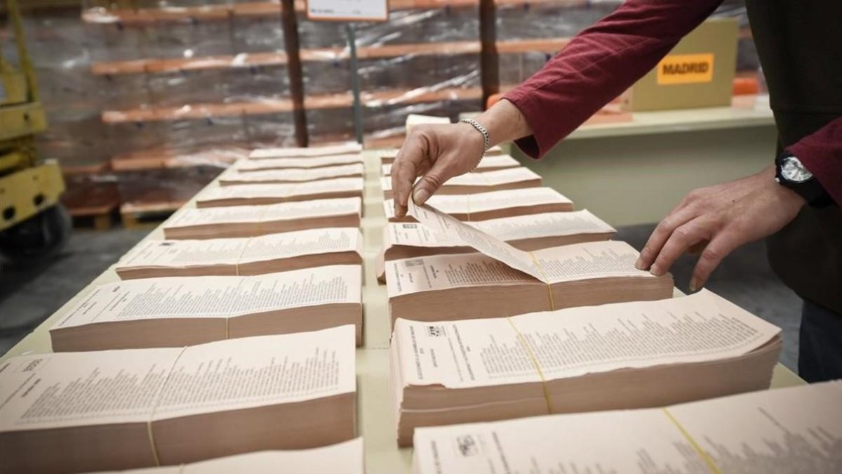 Un operario trabaja en los preparativos electorales de las elecciones del 2015.