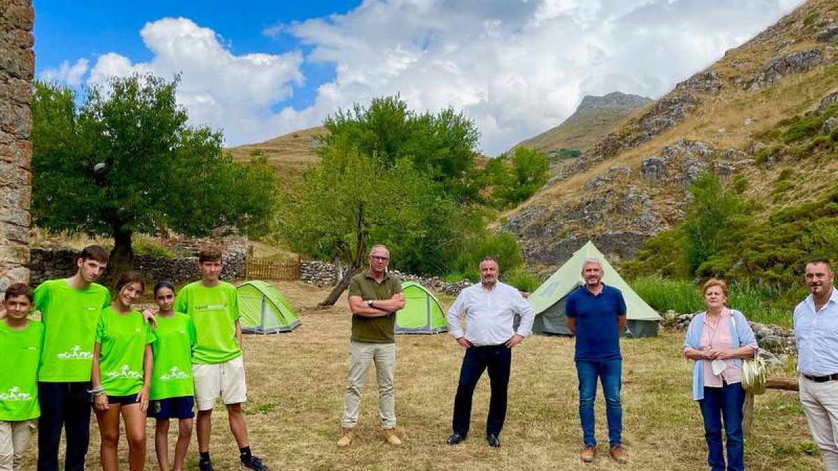 El presidente junto a los jóvenes. REDACCIÓN