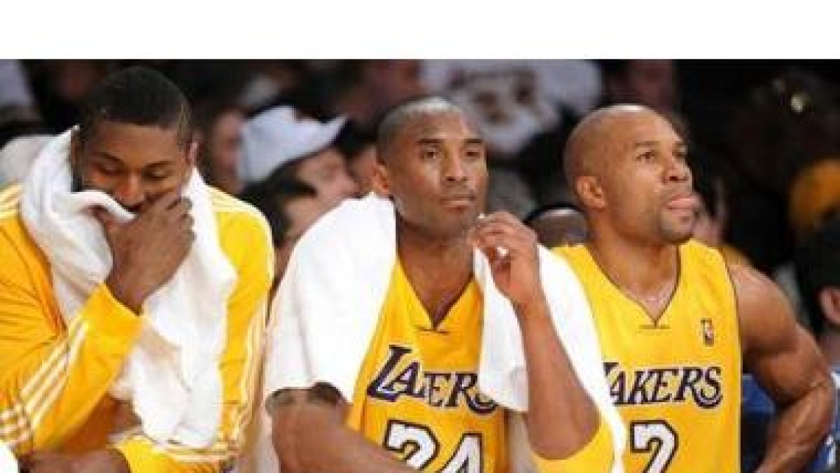Ron Artest (izquierda), Kobe Bryant (centro) y Derek Fisher, de Los Angeles Lakers.