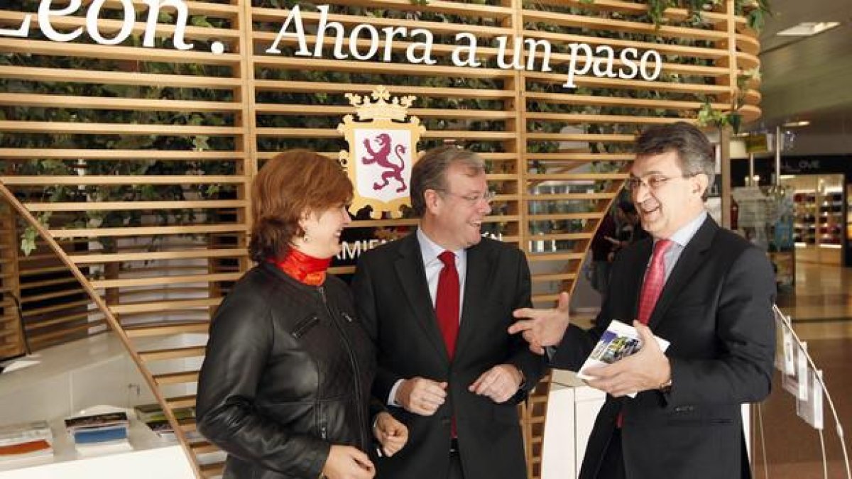 La concejala de Cultura del ayuntamiento de León Margarita Torres; el alcalde de León, Antonio Silvan y el presidente de la Diputación, Juan Martínez Majo, durante la visita al stand promocional de León instalado en la estación de Madrid-Chamartín