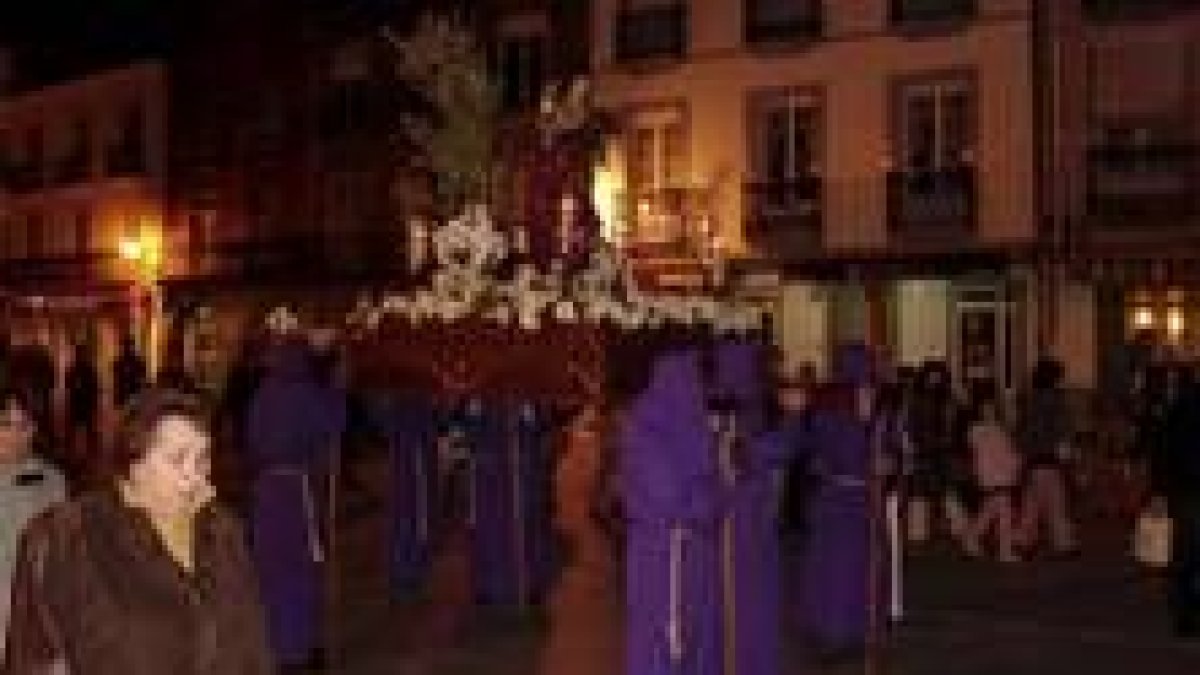 Una de las procesiones nocturnas celebradas la pasada semana en Villafranca del Bierzo
