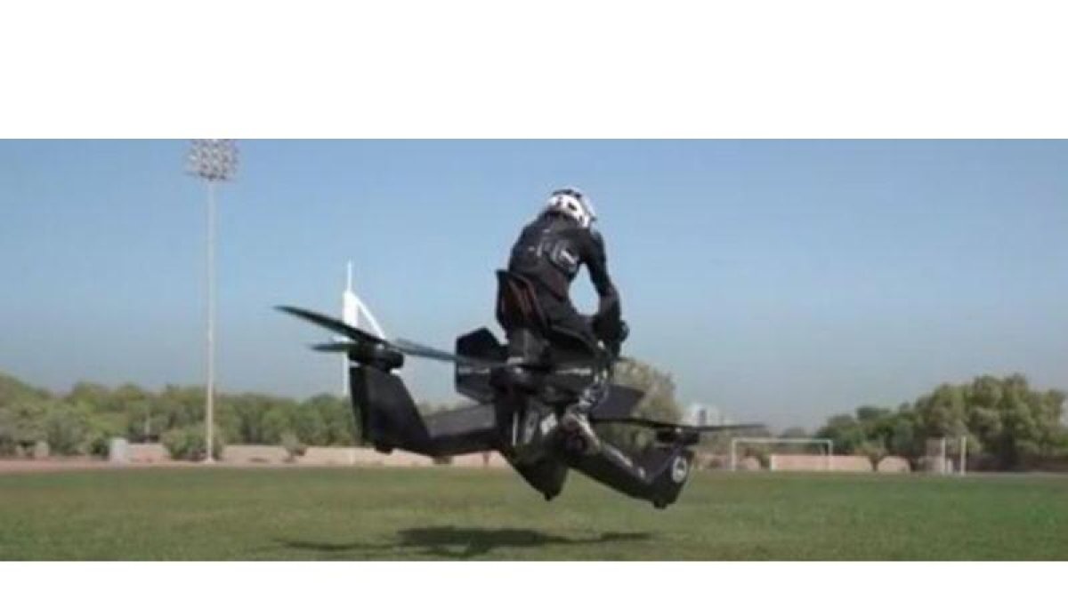 Una captura de pantalla del vídeo promocional de la policía de Dubai con hoverbike.