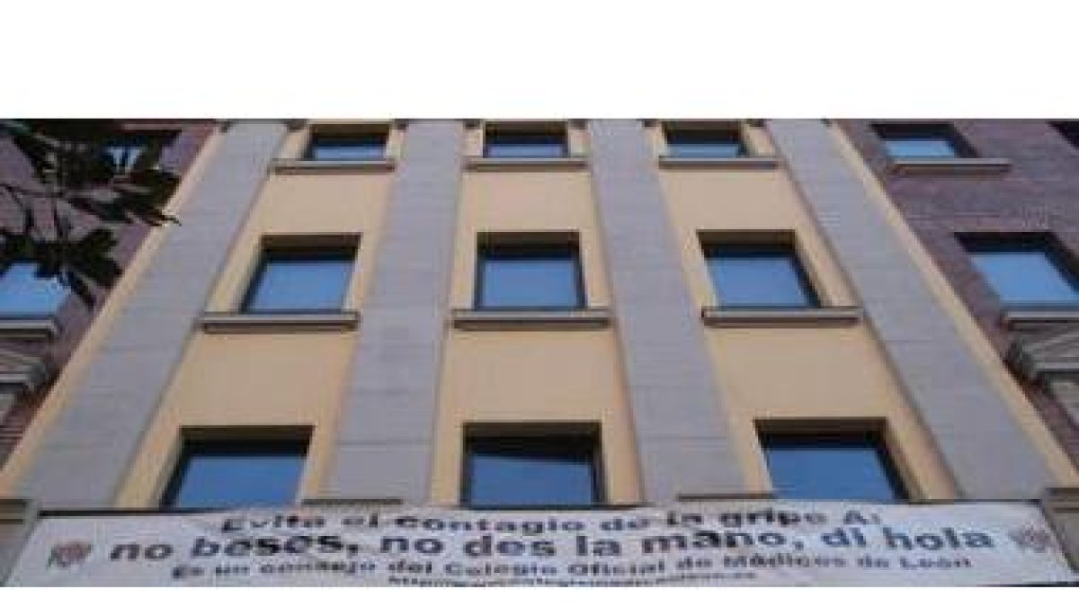 Una pancarta con el texto «Evita el contagio de la gripe A. No beses, no des la mano, di hola.