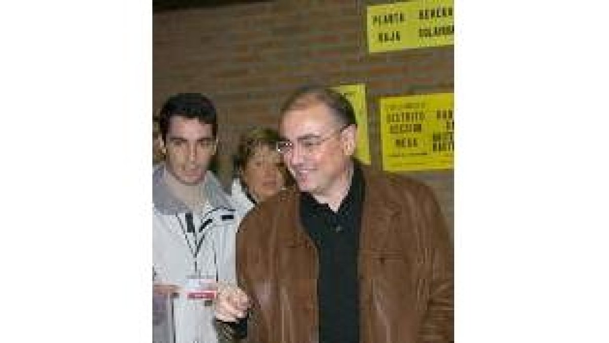 Javier Madrazo a su llegada al colegio electoral para ejercer su derecho al voto