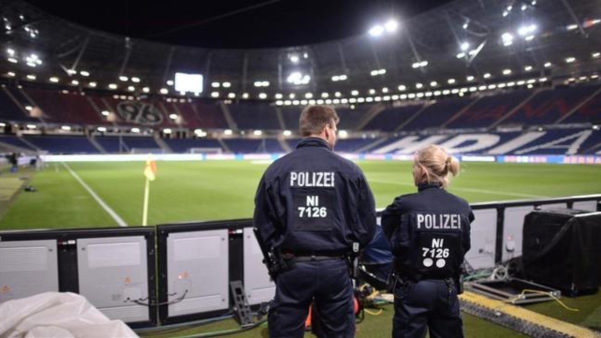 Dos policías, en el monento de la evacuación del estadio de Hannover.