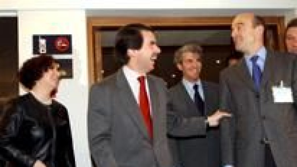 Aznar bromea con el persidente de la UMP francesa, Alain Juppe, en presencia de la ministra Palacios