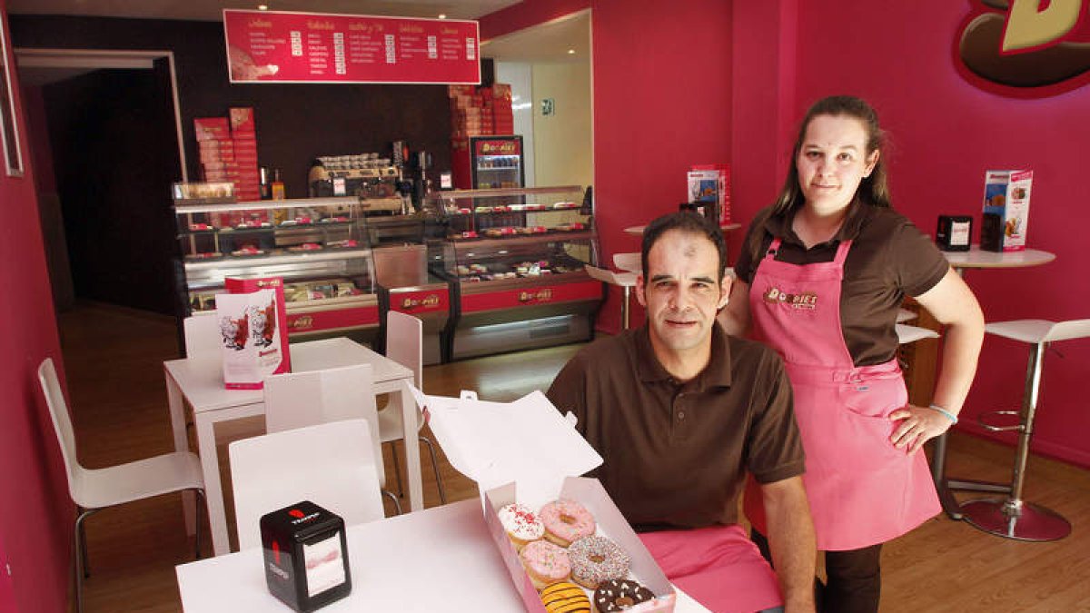 Los jóvenes leoneses Alberto Martínez y Soraya Fernándezhan abierto Doopies & Coffee en la calle La Rúa.