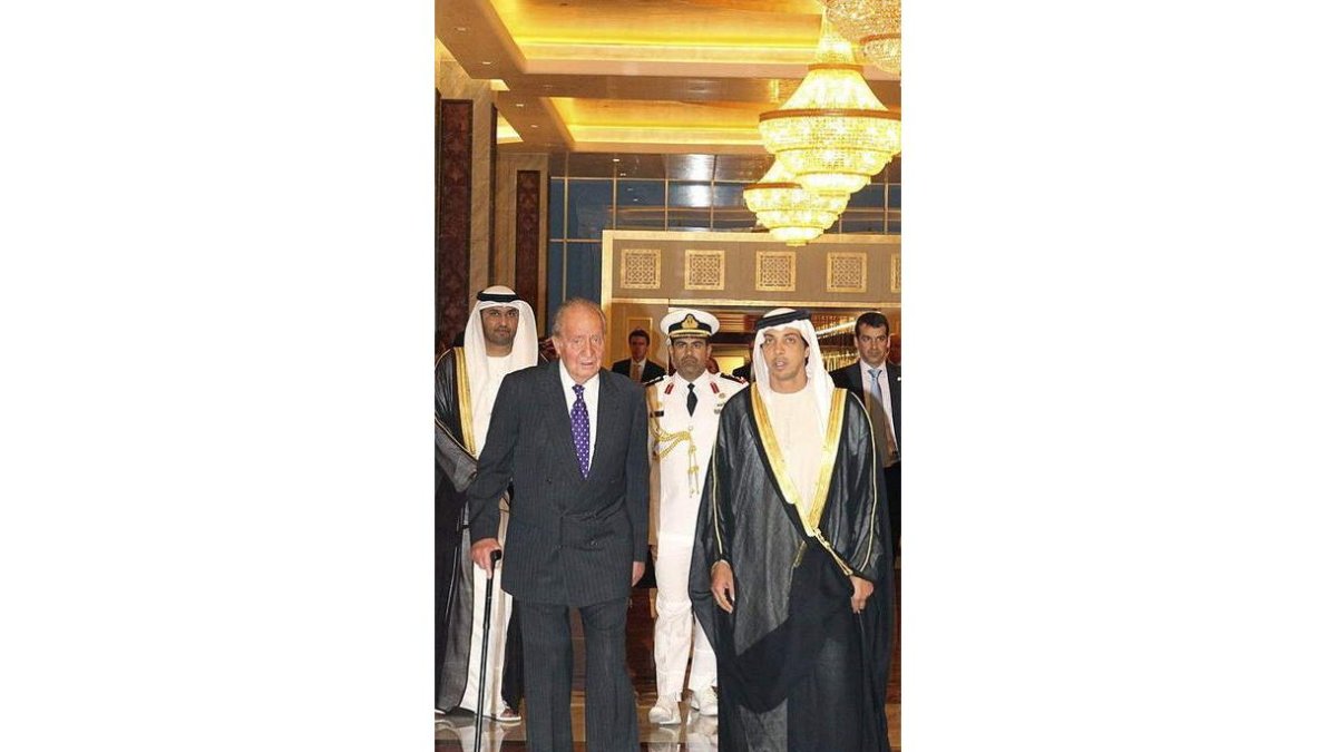 El rey, recibido por el ministro de Estado Sultán al Yaber.