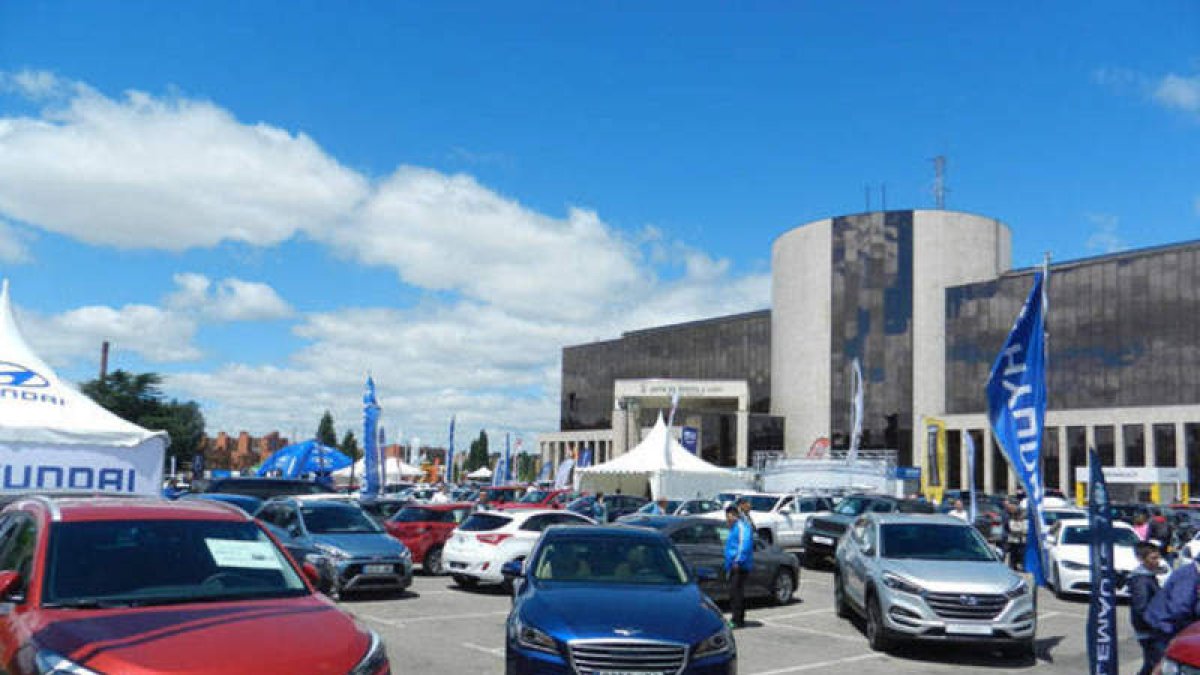 Exposición de vehículos de ocasión en León. DL