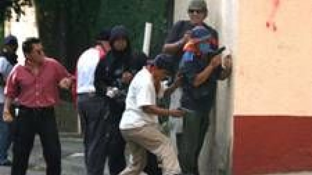 Integrantes de la Asamblea Popular de los Pueblos de Oaxaca repelen una agresión