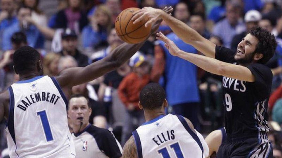 Rubio pugna con Dalembert y Ellis en el duelo de Grizzlies frente a los Mavericks.