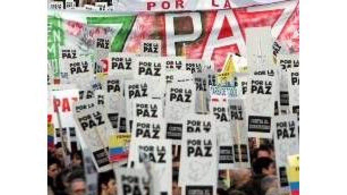 Miles de ecuatorianos se mezclaron con los españoles en la marcha