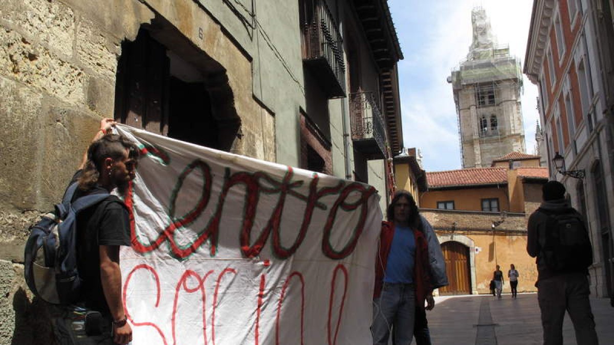 Dos activistas abren una pancarta minutos antes de que el Obispado clausurara el edificio.