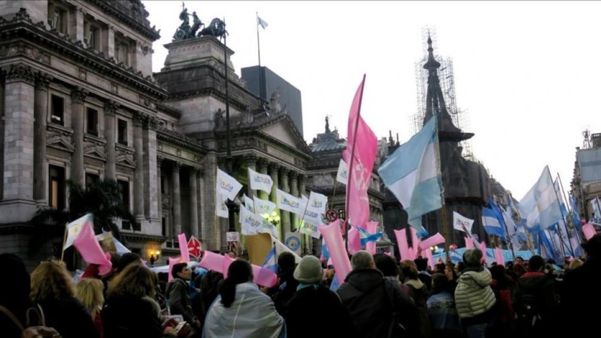 Decenas de personas en contra del aborto concentradas ante el Congreso argentino.