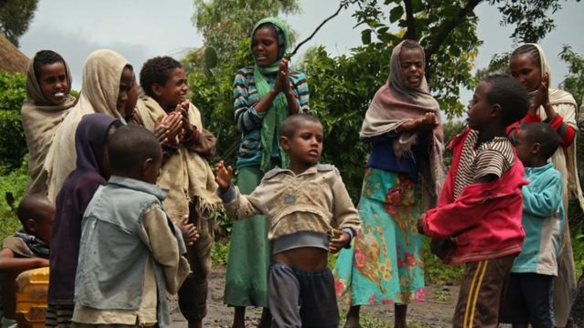 Los niños de Lalibela bailan la danza típica del norte del país.