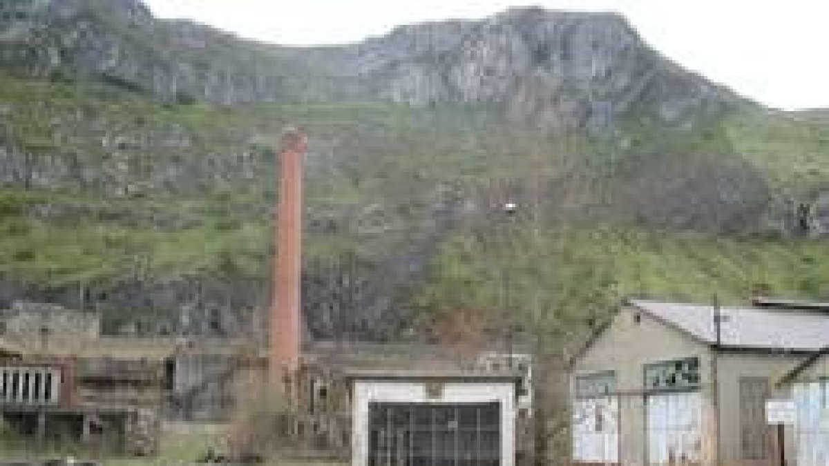 Parte de las instalaciones abandonadas de Hulleras de Sabero en Vegamediana