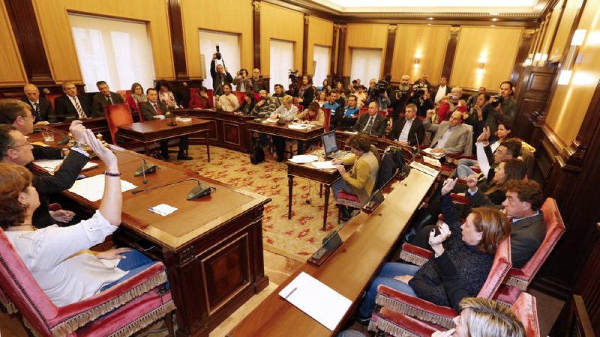 Pleno del Ayuntamiento de León en el que se decidió la apertura de una comisión de investigación a Pedro Llamas