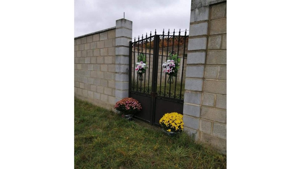 Flores en la puerta en el pasado día de Todos los Santos. DL