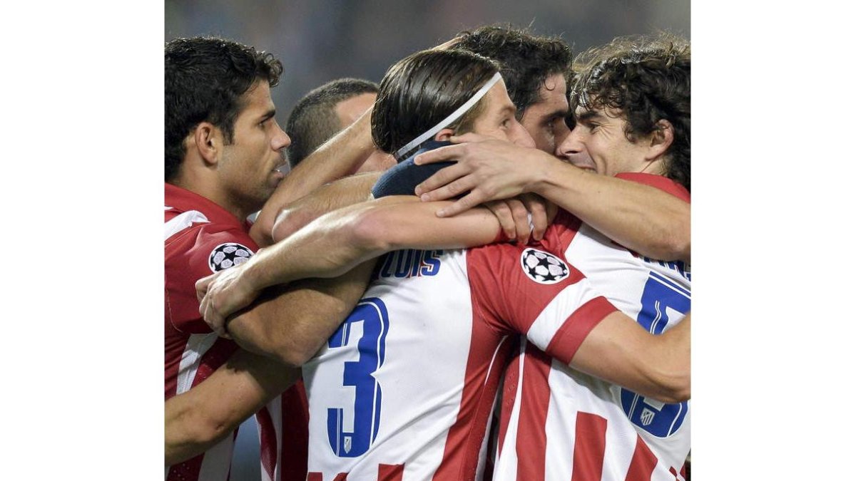 Diego Costa, izquierda, celebra con su equipo el triunfo.