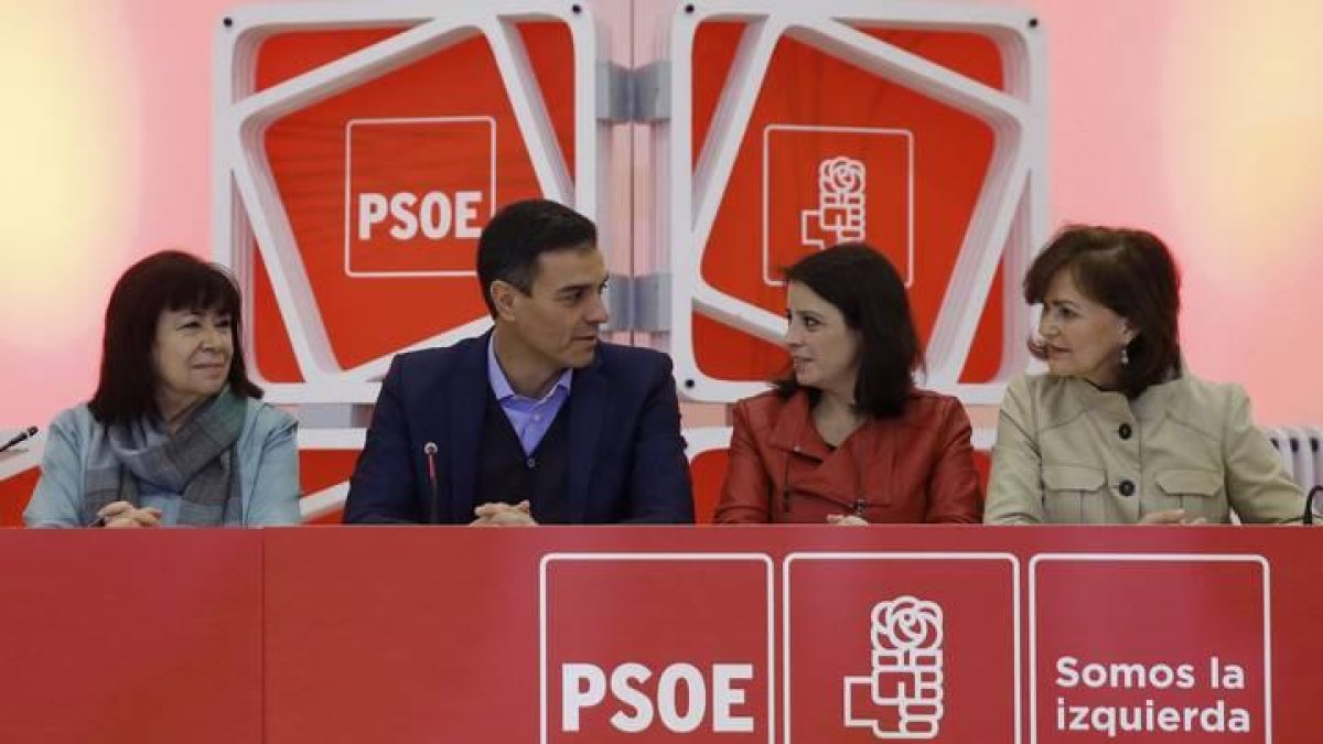 Pedro Sánchez (2i), acompañado por Cristina Narbona (i), presidenta del partido; Adriana Lastra (2d), vicesecretaria general; y Carmen Calvo (d), secretaria del Área de Igualdad, durante la reunión de la Ejecutiva Federal de la formación celebrada hoy.