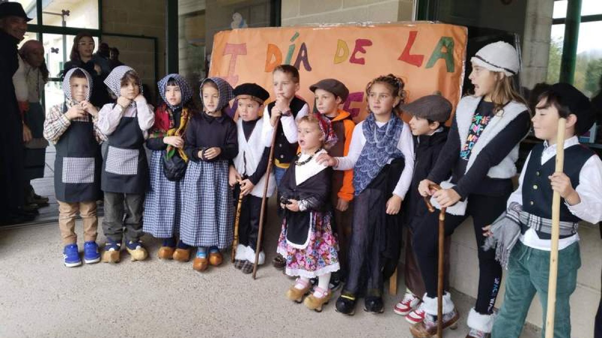 Los niños y niñas del pueblo se vistieron como antaño para la fiesta para la que se recuperó la tradición de asar castañas. dl