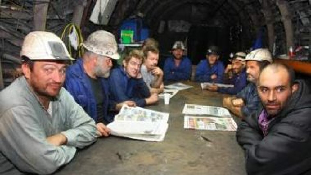 El grupo de mineros encerrados en el Pozo Casares sufrió ayer dos abandonos más.