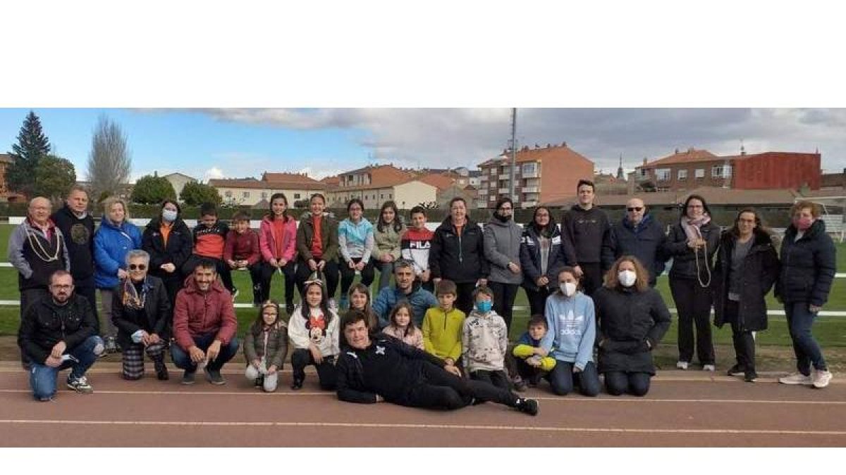 Foto de familia de los participantes en el encuentro de deportes tradicionales de León y Baleares. DL