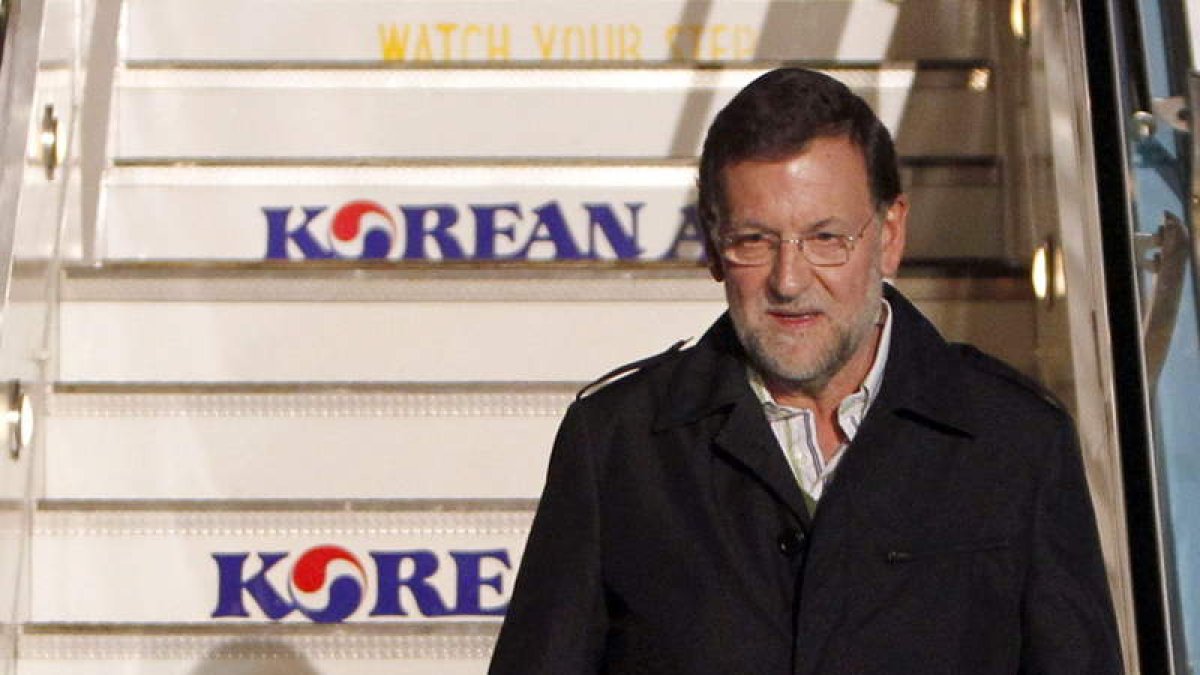 El presidente del Gobierno, Mariano Rajoy, desciende del avión a su llegada ayer a Seúl.