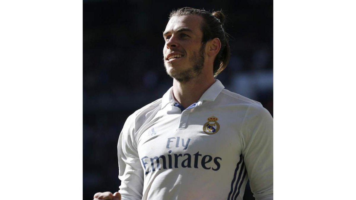 Gareth Bale celebra su segundo gol, ayer contra el Leganés en el Bernabéu. MARISCAL