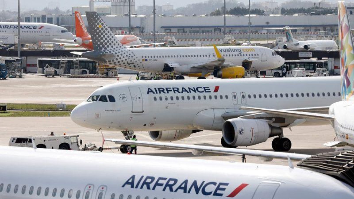 Aviones de Air France parados en el Aeropuerto de Orly.