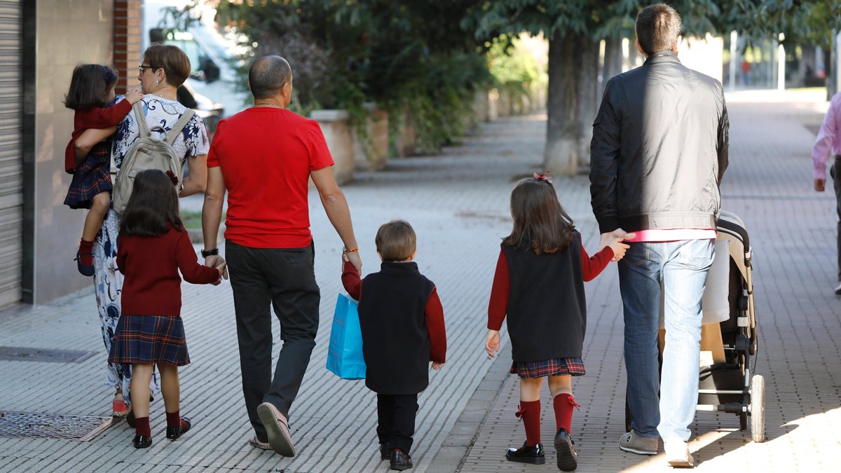 Niños acompañados de sus padres camino del colegio. MARCIANO PÉREZ