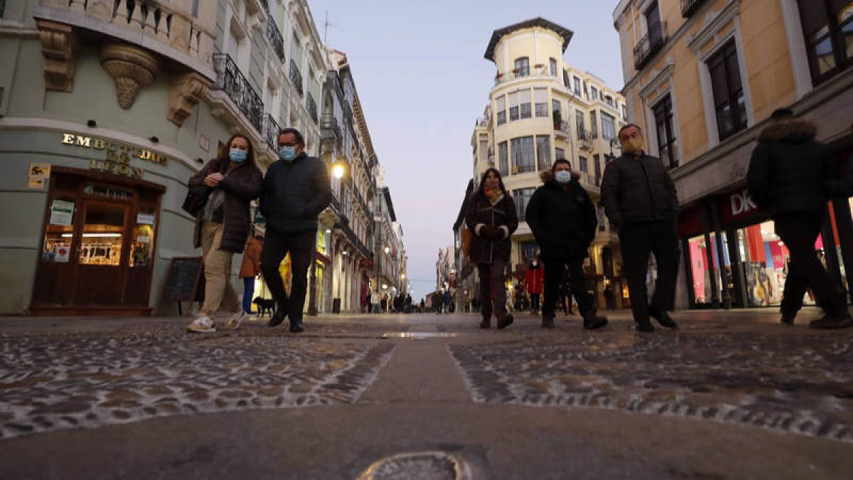 Personas por la calle Ancha de León. RAMIRO