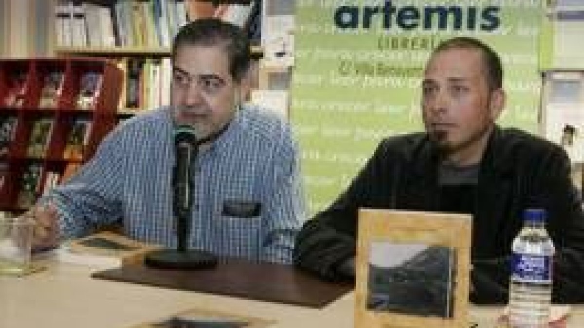 Vicente Morán, de la librería Artemis, y el autor José Luis Marchante