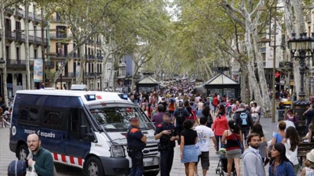 Un furgón y mossos en tareas de vigilancia en la Rambla.