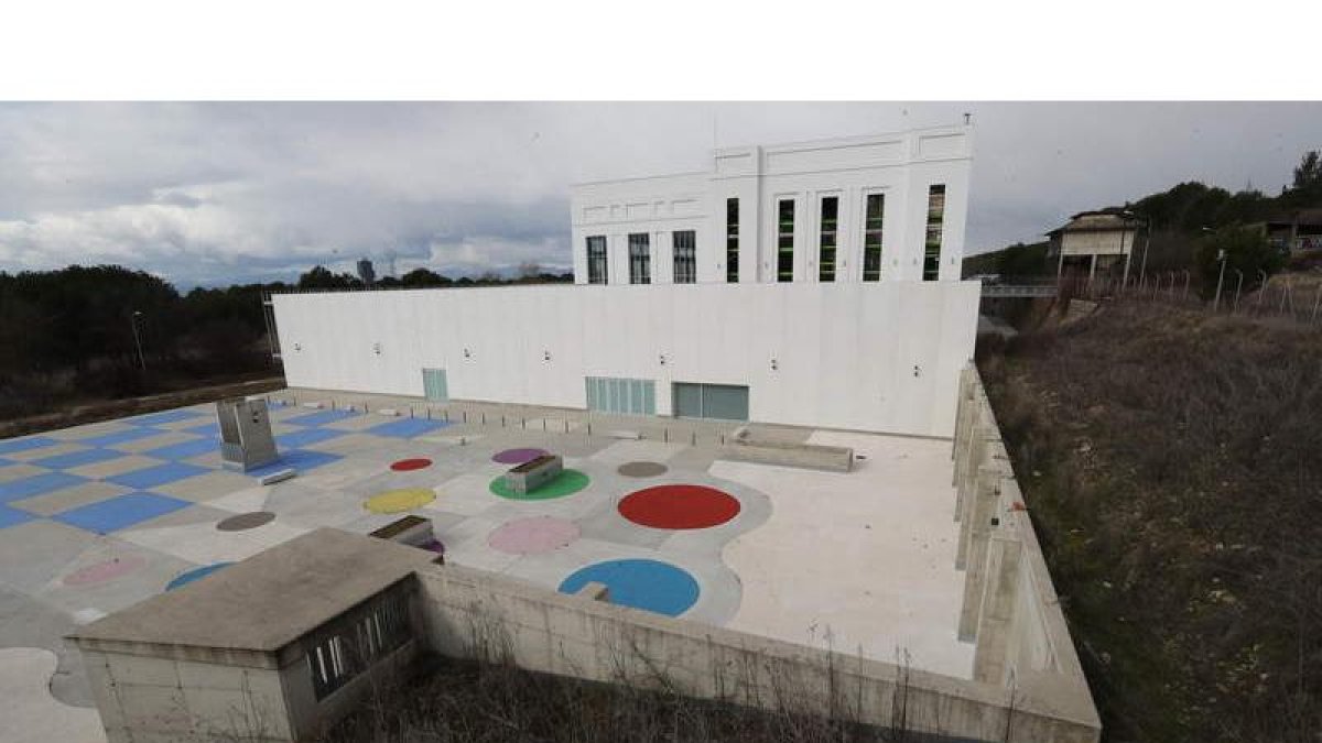 La segunda fase del Museo de la Energía, en el edificio que ocupó la primera térmica de Endesa en Ponferrada, sigue siendo una cáscara vacía de contenido. L. DE LA MATA