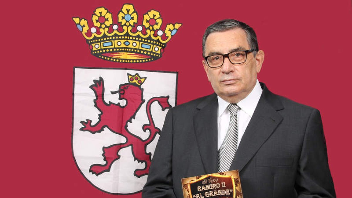 García–Osuna posando con su último libro del rey Ramiro II. DL