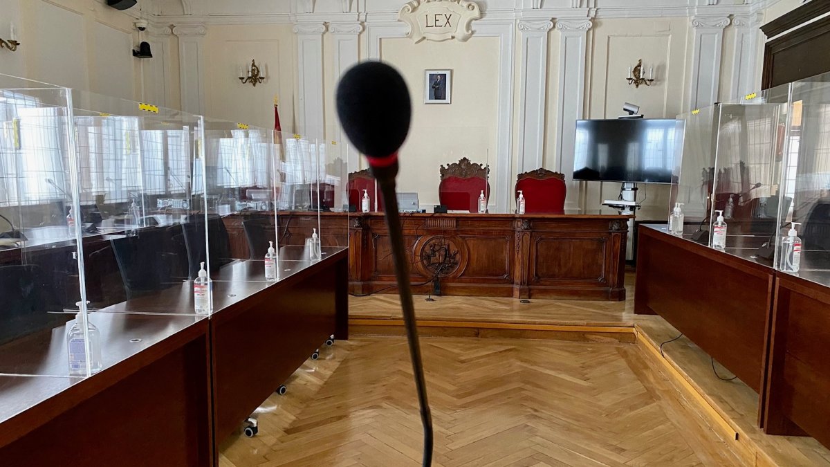 Una de las salas de vistas de la Audiencia Provincial. MÁZ