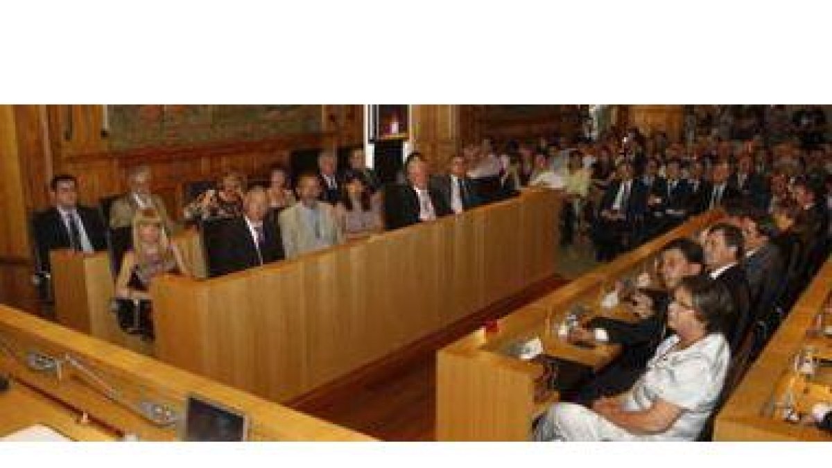 Los nuevos diputados, en la constitución de la Diputación en el Palacio de los Guzmanes. Los sociali