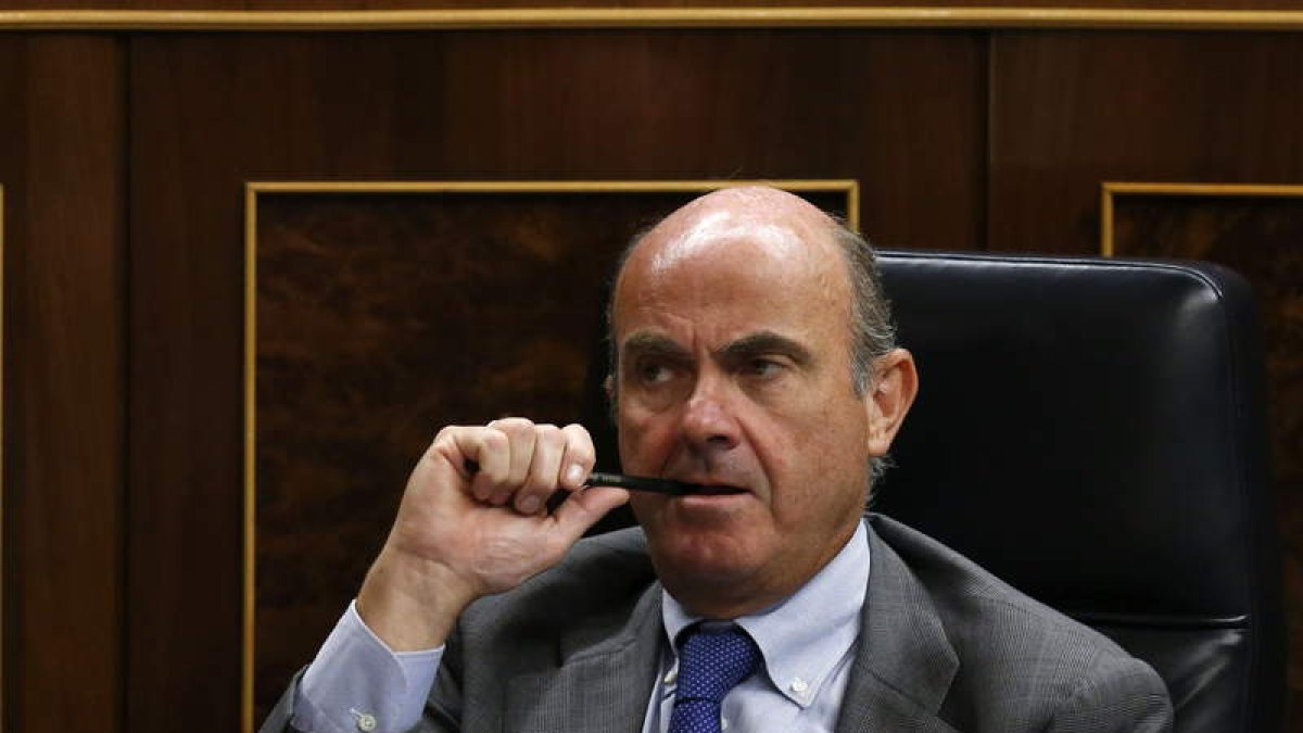 Guindos, en el pleno del Congreso que ayer debatió el tercer programa de ayudas a Grecia.