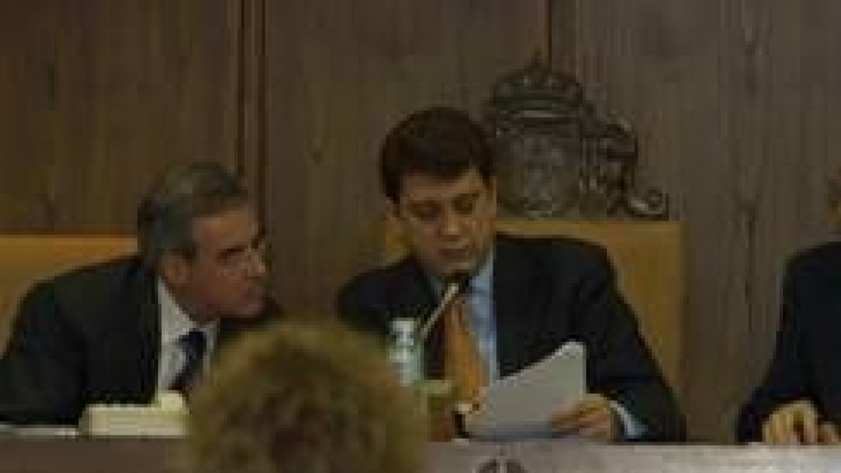 El alcalde de Ponferrada comenta un asunto de la sesión con el concejal del área de Urbanismo