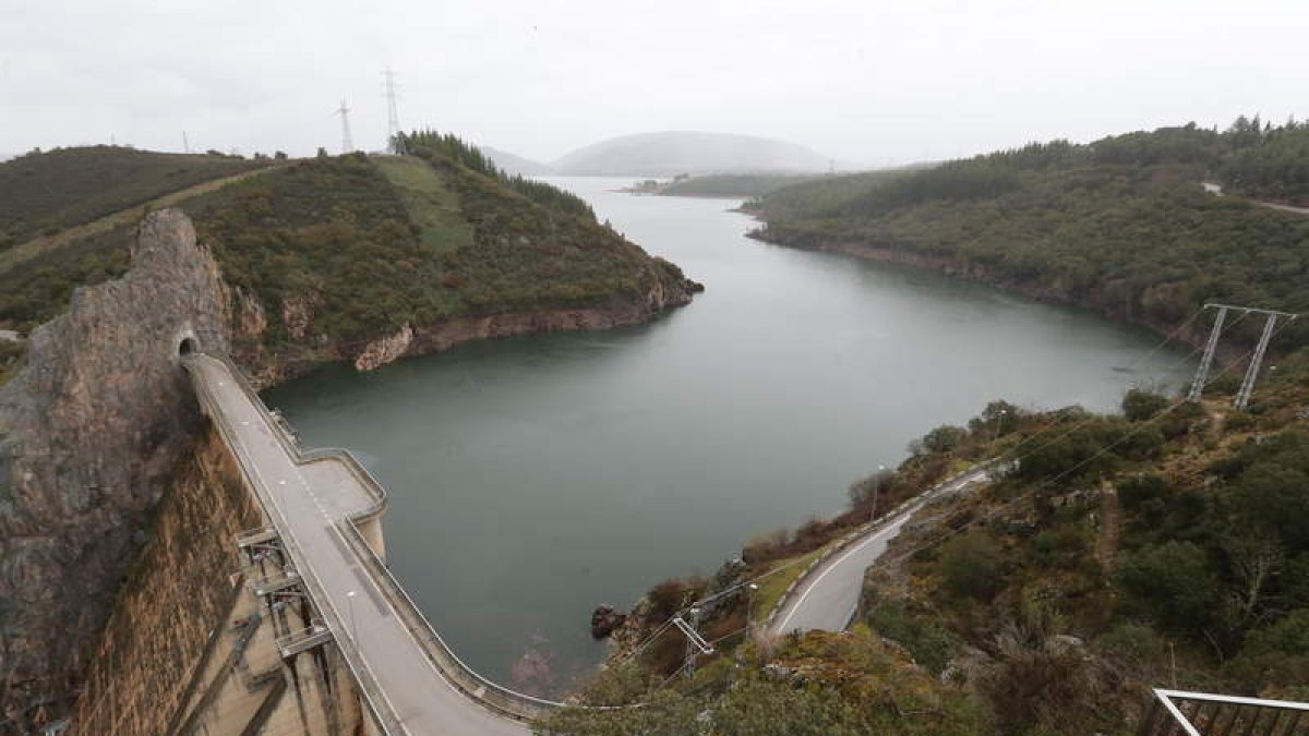 Estado que presenta en la actualidad el pantano de Bárcena, el más grande del Bierzo. L. DE LA MATA